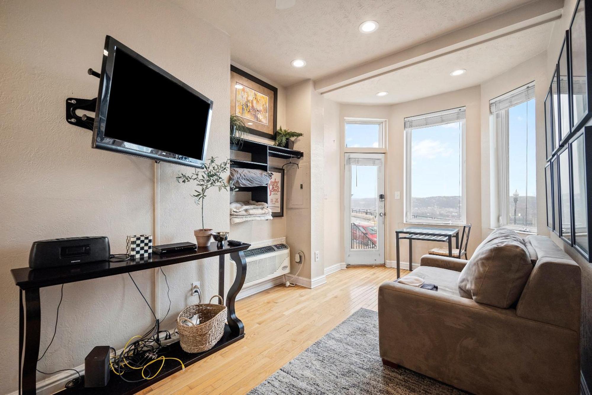 Charming Studio-Panoramic View-Your Pittsburgh Sanctuary Exterior photo