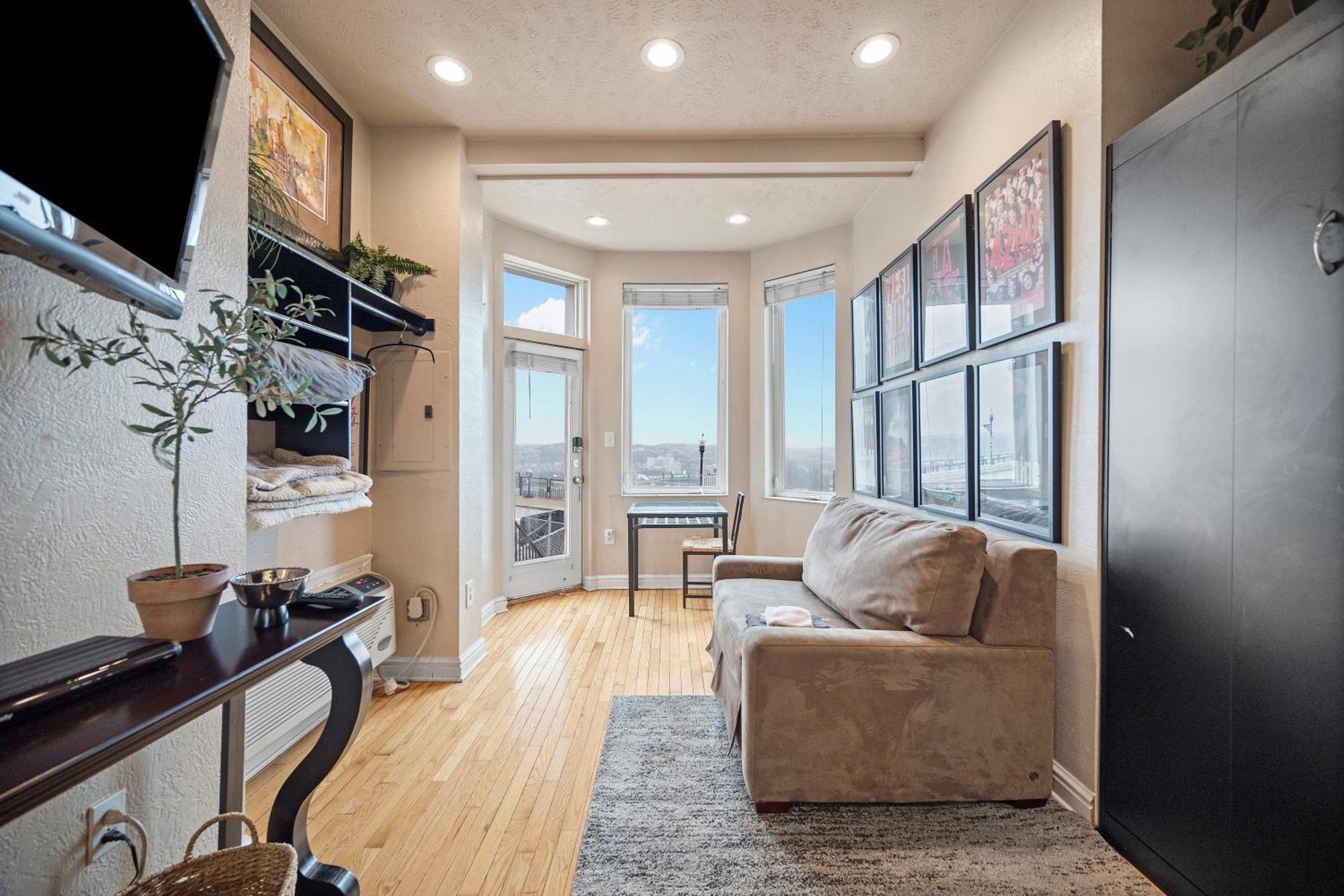 Charming Studio-Panoramic View-Your Pittsburgh Sanctuary Exterior photo
